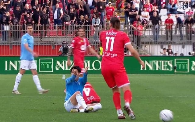 「押してるだろ！」鎌田大地がレフェリーに猛抗議！ 後方から倒される必死に足を伸ばす→危険タックルの判定を受けた瞬間「イエローカードは可哀想」