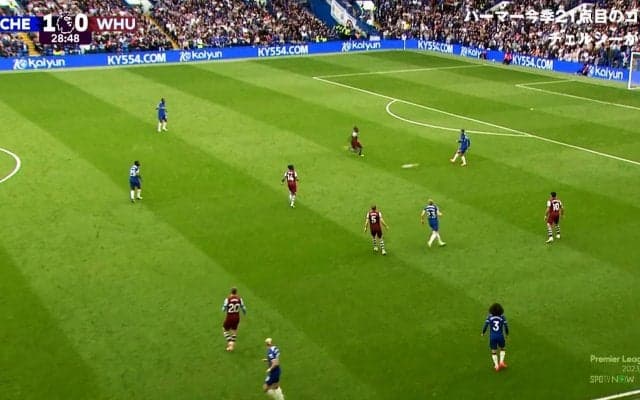 「普通なら詰んでる…」“鬼畜パス”をいとも簡単に捌いたスーパープレー！ 39歳チアゴ・シウバが「サッカー上手すぎる」「偉大だ」と話題になった瞬間