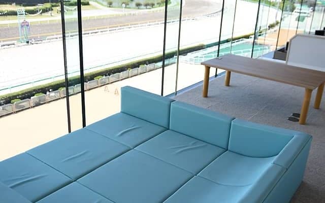 リビングのような席やショッピングモール前に入場門 新装競馬場は街のエンタメ空間へ進化中