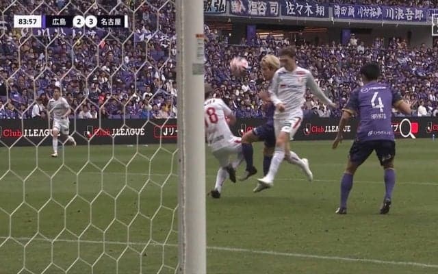 「どうなってんの」記録員も間違えた！チャンスシーンで敵味方3人が入り乱れ得点者が判別できない “ミラクルシュート” が決まった瞬間「これって誰のゴール？」