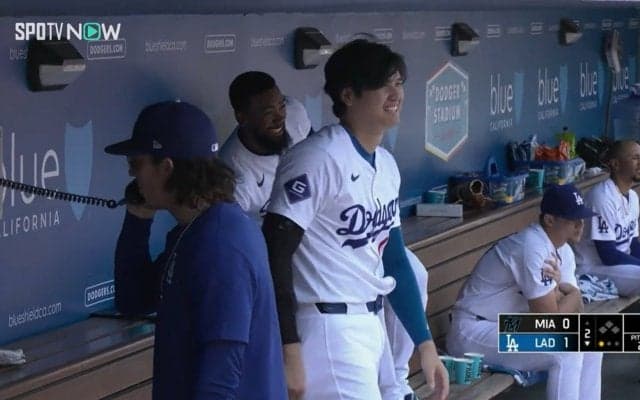 大谷翔平、一瞬映ったベンチでの“おふざけシーン”仲良し選手と大爆笑で退場ポーズ？