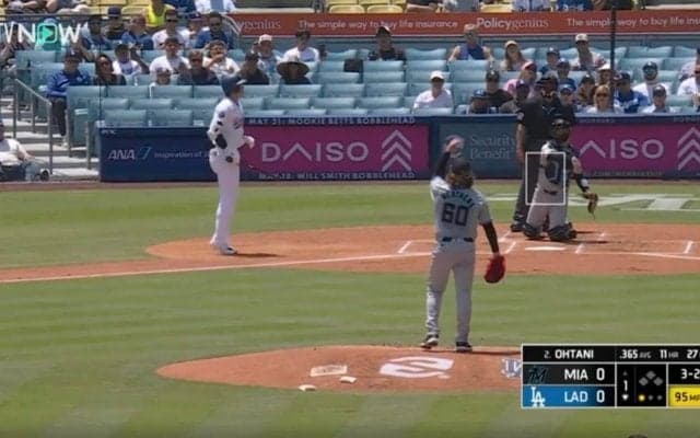 一体、何が起こった…！？ 大谷翔平、謎の判定で“異変”が起きた…！ 打席で見せたリアクションがヤバすぎる「普通ならブチキレるだろ」「めっちゃ可愛いw」