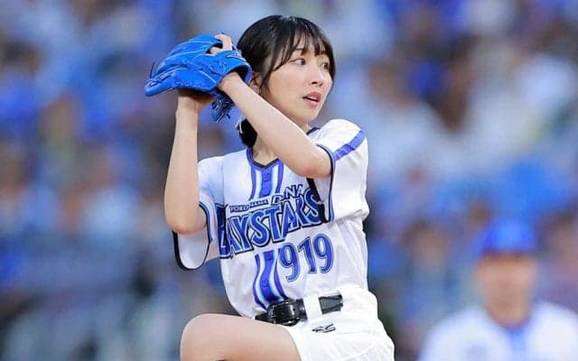 「投球フォームきれい」　白ショーパンから豪快一投…赤面の女優が「色っぽーい」