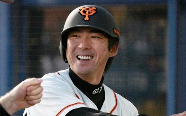 小笠原道大が明かす巨人でプレーすることの重圧 「チームが負けると、得点機に凡退した写真が新聞の一面で使われる」