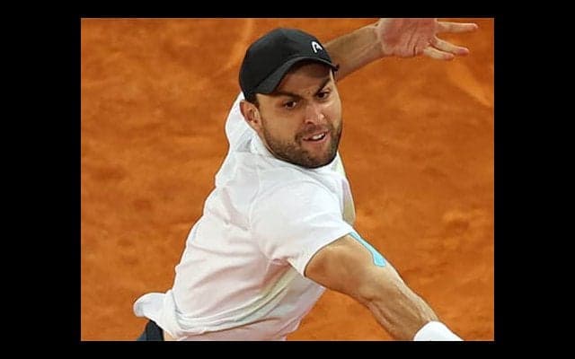 ”サヨナラ股抜きショット”披露！