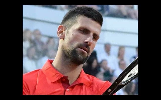 頭部にボトル直撃 ジョコ倒れこむ