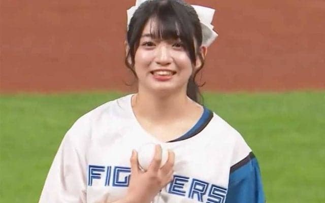 ひらり舞う一投は「めっちゃ綺麗や」　マウンドで笑顔の“ペコリ”が「ど真ん中ストライク」