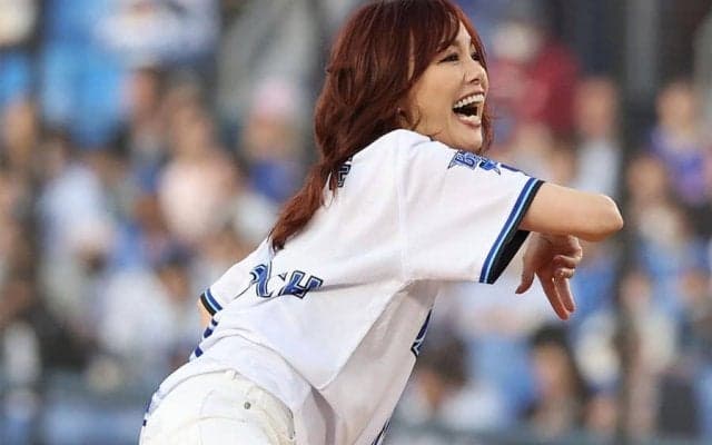 球場に現れた“歌姫”は「いつまで可愛いんだ」　渾身投球に注目「やっぱ美人だな」