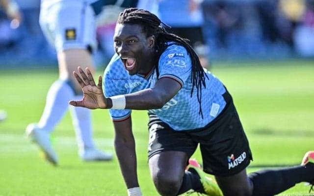 「エグいｗ」「異次元で笑うわ」川崎の元フランス代表FWゴミスの圧巻“鬼フィジカル”来日初ゴールに反響！「レイカーズに居たシャックの点の取り方w」との声