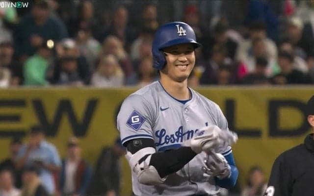 ショーヘイ…大谷翔平の珍行動にグラスノーがドン引き？ 「なんやコイツっていう目…」「盗塁の時より速く走った」ドタバタ劇にファン注目