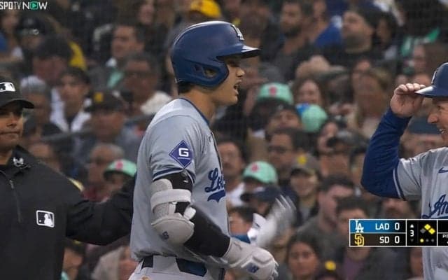 大谷翔平が塁上で…技ありヒット直後の仕草がチャーミング「イタ谷さん」「いてててw」