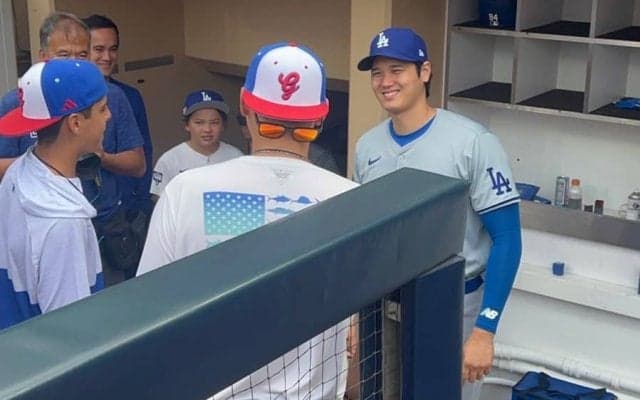 大谷翔平が“懐かし元助っ人”と談笑　自己最速投じた相手…3ショット撮影し笑顔