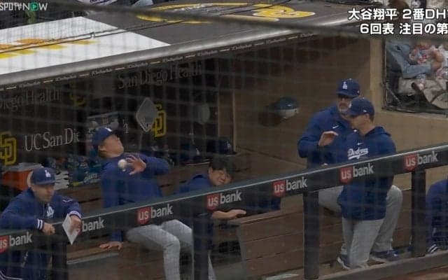 山本由伸、ベンチでファウルが右肩直撃！周囲の関係者もファンも冷や汗「山本に当たった！！」「気をつけてよ」も本人笑顔