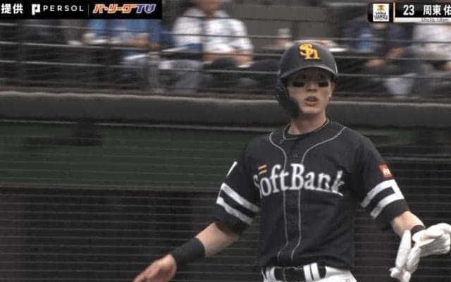 もはや瞬間移動レベル…！？“速すぎて透ける”ソフトバンク・周東の爆速スピードがヤバすぎると話題に　内野ゴロの間に“戦慄の神速ホームイン”が炸裂した瞬間