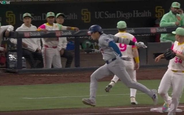 球場騒然！ 大谷翔平、アクシデント発生か…？ 相手野手とあわや激突… 手術した右腕が吹っ飛ばされる事態に　ファン騒然「大丈夫かよ…」「完全にアカンやつ」