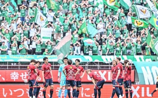 「このハグは凄い！」16年ぶりの鹿島対東京V戦で実現したジーコ＆ラモスの再会シーンに反響！「すげー素敵だよ」「ラモスさんがポルトガル語話してるの違和感ある」の声