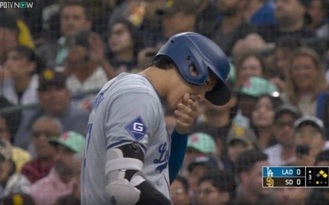 大谷翔平に一体、何が起きた…！？ 左手ガブリ…！ ベース上で見せた一瞬の“表情”にファン騒然 「大丈夫かよ」「どこか痛めた？」