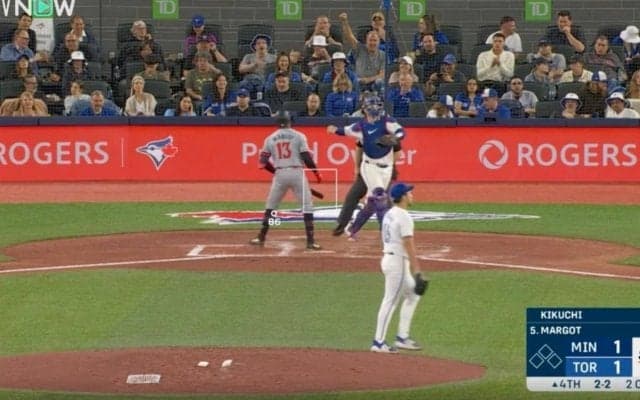 放送事故レベル！菊池雄星、打者をブチギレさせた　空振り三振でバットぶん投げ→完全無視でマウンドを去る　ファン騒然「イラつかせる天才ｗ」「打てないだけ」