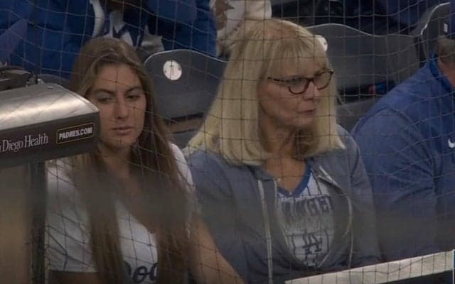 観客席のあの女性は一体、誰…！？ 中継カメラがとらえた決定的瞬間 “ドジャースの王子”を見守る恋人の姿が話題に　ファン騒然「お似合いすぎる」「映しすぎだろw」