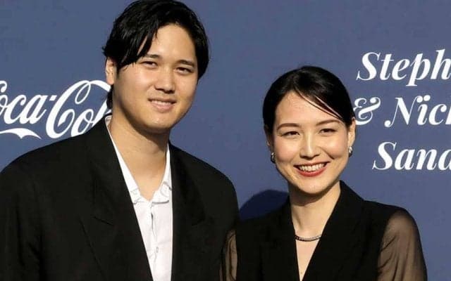司会者が「マミコ！」と紹介　手を握って登場の“大谷夫妻”…ド軍メディアが再注目