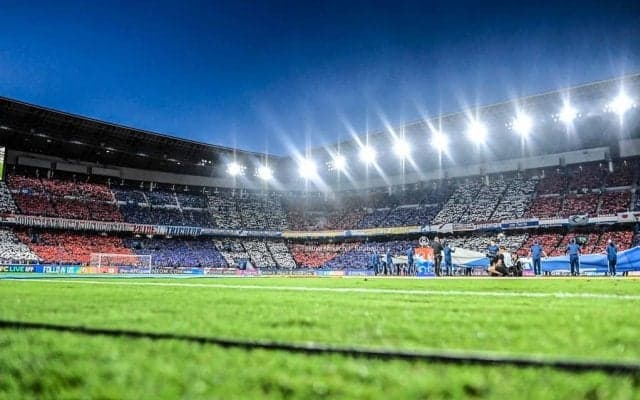 「熱い!!」「これは鳥肌モン」ACL決勝の横浜FMサポーターの選手バス“大合唱”出迎えシーンに反響！「ここにいる俺たちが選手たちを勝たせるんだよ！」に震える