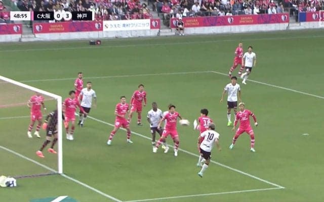 「日本人最強FW」「背筋オバケやん」大迫勇也、ピンポイントクロスに合わせるどんぴしゃ“バックステップヘッド”炸裂！難易度高すぎのヘディング弾に「これはレベチ」の声