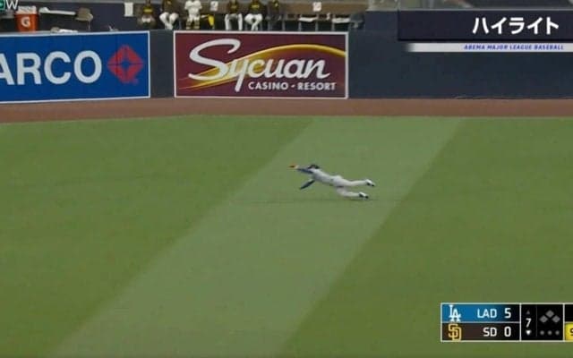 球場騒然！すごいスピードで飛んできた… ドジャースの“イケメン王子”がヤバすぎるダイビングキャッチ　超スーパープレーにファン騒然「かっけえｗ」「マジで飛んだな」