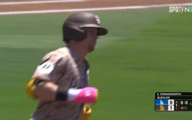 えっ、アウト？ホームラン確信の打者 余裕のランニングも三塁でタッチされて呆然とする珍事発生