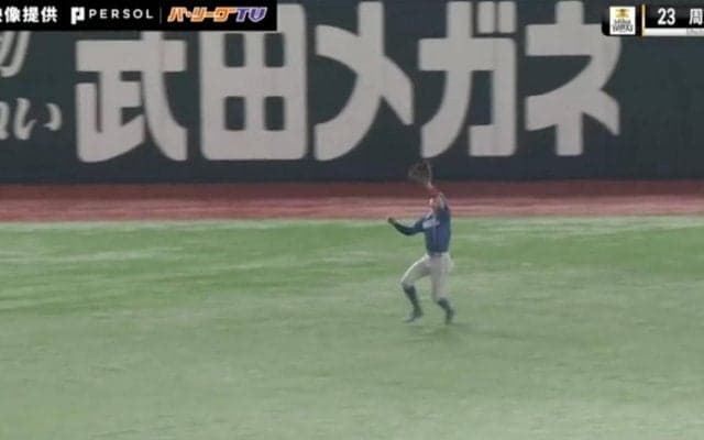 アウトかと思ったのに…！ 日本ハム・五十幡亮汰のエグすぎる“爆肩バックホーム→ストライク送球”が炸裂した瞬間 「セーフとはいえ素晴らしい送球」