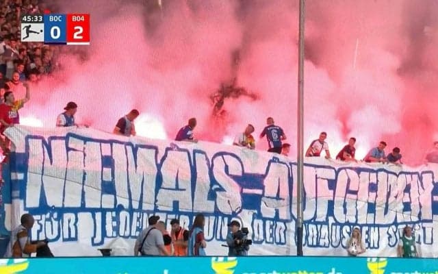 真っ赤に燃えるスタジアム…チームへの鼓舞がでたらめでエグすぎる！試合中断せざる事態に解説者も苦言「悪い癖」