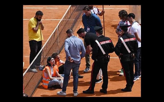  コートに乱入者、紙吹雪ばらまく 