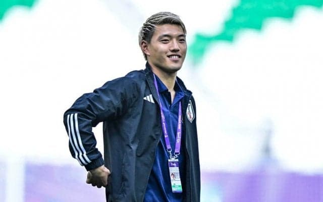 「ドイツの光景ですよね？」堂安律が投稿した青黒ユニ姿のファンとのツーショット写真が話題！「どんなシチュエーションよ笑」「ダービー観戦のガチなファンやん」の声