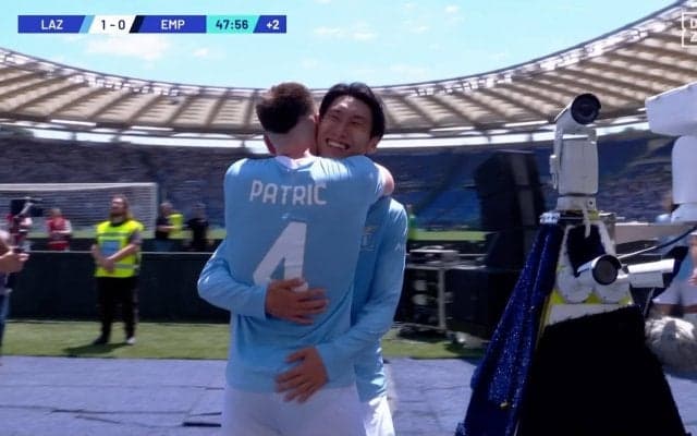 「素敵すぎる」「なんか感動」鎌田大地、満面の笑み＆熱いハグが大反響！ 同僚の決勝点を祝福した瞬間「チームに溶け込んでいるのがよく分かった」「そんなに仲良かったのか」