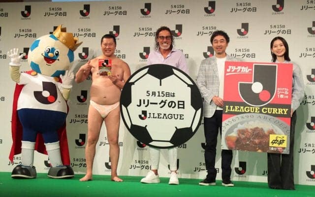 “Jリーグの日”5月15日のJ1全会場で「Jリーグカレー」を合計1万個配布！ ラモス瑠偉さんが当時のCMを完全再現