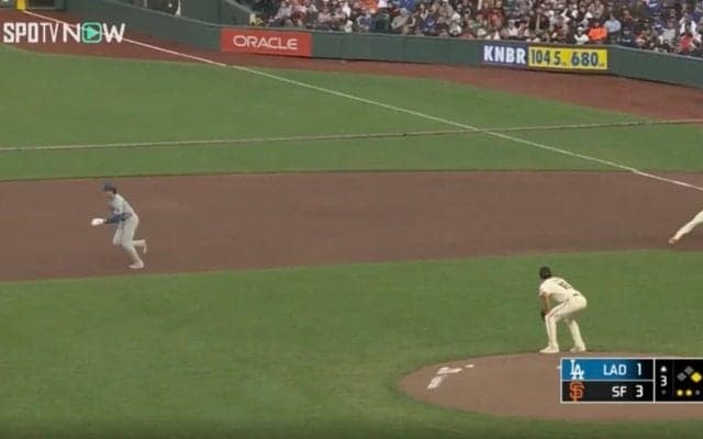 おい！走ったぞ！一体、何が起こった…！？ 大谷翔平、いくらなんでもヤバすぎる　牽制で誘い出されたのに全力スタート→相手野手陣が大混乱した瞬間「なんだこの展開w」「周東でも難しい」