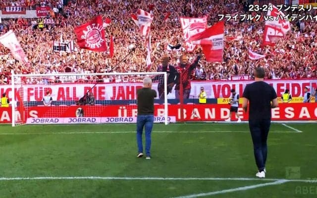 号泣するサポーターも…堂安律の恩師、退任セレモニーが感動的！“フライブルクで30年指導”の重みを感じる万雷の拍手に「もらい泣きする」「愛を感じる」など反響