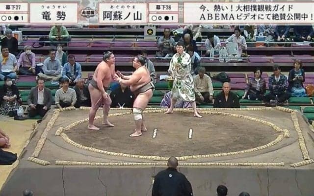 立ち合い不成立で力士が「わりぃ」思わず溢れた心からの謝罪 緊迫感あふれる瞬間