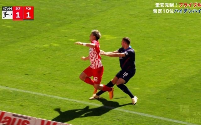 「ふざけんな！」堂安律、突き飛ばされて電光掲示板に激突！ 危険すぎる悪質プレーを食らってファンが激怒＆心配「なんてことすんだよ」「痛いって」「大丈夫か？」