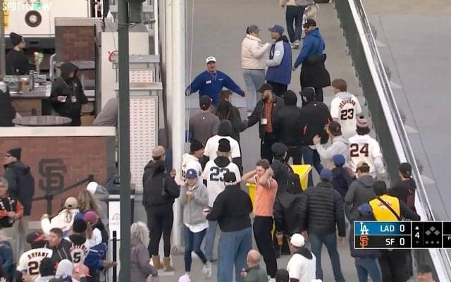 大谷翔平、あとわずかでスプラッシュならずも…立ち見客がHRボール“捕ったどーー！！”　歓喜の瞬間に「観客の反応がまるでホーム」