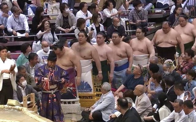 大相撲で“クセつよ”タレントが映り込む珍事 「壱山本w」「油谷さんw」ネット騒然