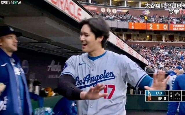 やめろよ〜カモン！大谷翔平、12号ソロ弾後にベンチで“珍ムーブ” 相手は誰？至福の瞬間が話題に
