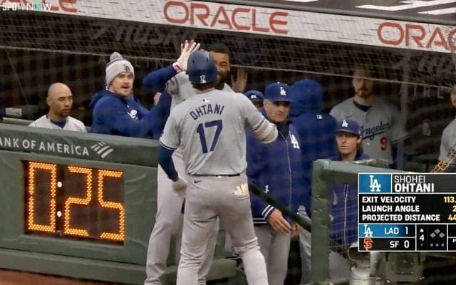 ショウヘイ、今日は大盤振る舞いだぞ！大谷翔平の豪快12号弾に歓喜のフラワーシャワーも2倍増し！？　「テオヘルの投げ方笑」ベンチ同僚も大興奮
