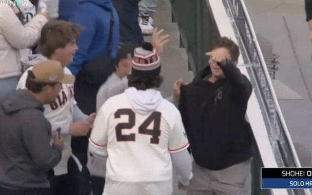 争奪戦が勃発！ 大谷翔平の特大アーチで“異変”が起きた…！？ ホームランボールを取ったファンのリアクションが話題に「拾った人めっちゃ嬉しそう」「楽しそうだなw」 