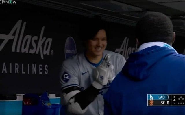 大谷翔平に一体、何が起こった…！？  中継カメラがとらえたヤバすぎる瞬間　特大アーチ後にベンチで見せた“謎の動き”が話題に「新ポーズ？」「なんだこれｗ」