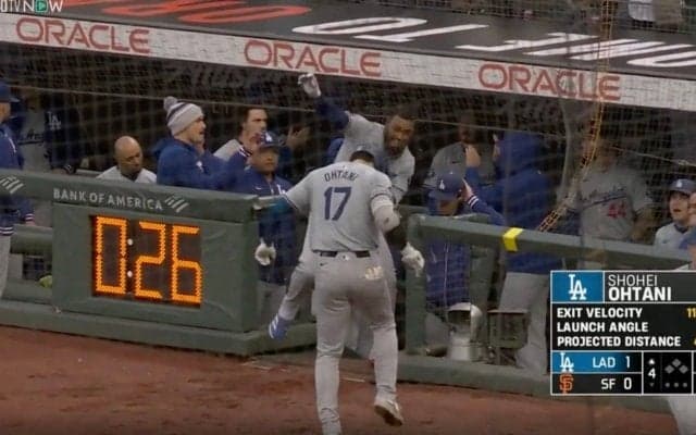 大谷翔平に“異変”が起きた…！？ 特大アーチ後にハプニング発生　喜びすぎた親友に巻き込まれる… ファン騒然「テンション高っ！」「ただの大谷ファンw」