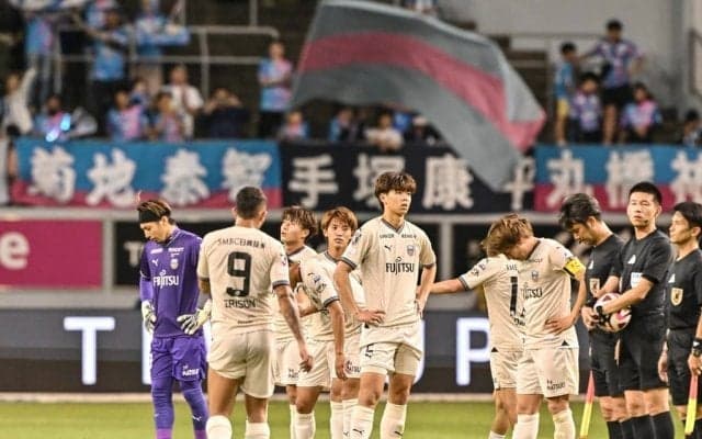 【大敗した川崎が、アウェイ鳥栖の地で確認した「鉄のハート」(1)】敗れた選手にサポーターが起こした行動とは。川崎だからこその“共闘の姿勢”