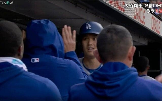 大谷翔平、特大アーチ後のベンチの様子がヤバすぎると話題に　みんなから愛されまくる“ほっこりシーン” 「めっちゃハイテンション」「こんな変顔するのw」