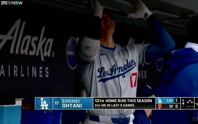大谷翔平がHR後に新パフォーマンス披露！　ベンチで見せた“笑撃”ポーズ「たけのこニョッキ」が話題に