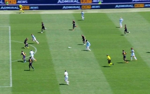 まるで中田英寿！ 鎌田大地の“一撃必殺スルーパス”が話題！「まさにキラーパス」の絶妙アウトサイドキック→アシスト未遂となって味方FWに「決めてくれよ」などの声も