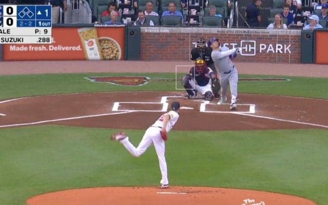 衝撃の魔球！一体、何が起きた…！？ カブス・鈴木誠也が内角をエグられた　最強左腕のエグい角度で曲がる“極悪スライダー”がヤバすぎる「怖っ！」「打てるわけない…」